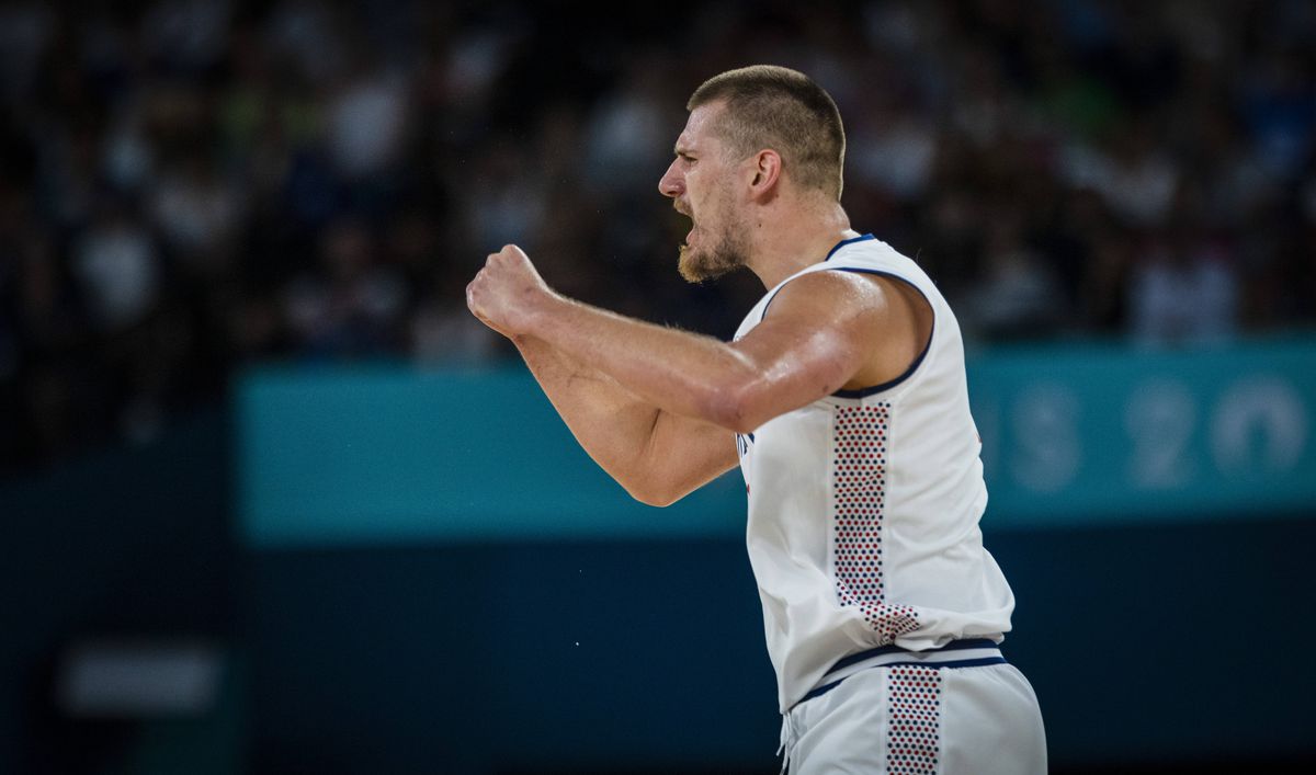 Moment stânjenitor pentru LeBron James la Jocurile Olimpice » S-a ridicat și a salutat, crezând că e aclamat! Ce strigau, în realitate, fanii