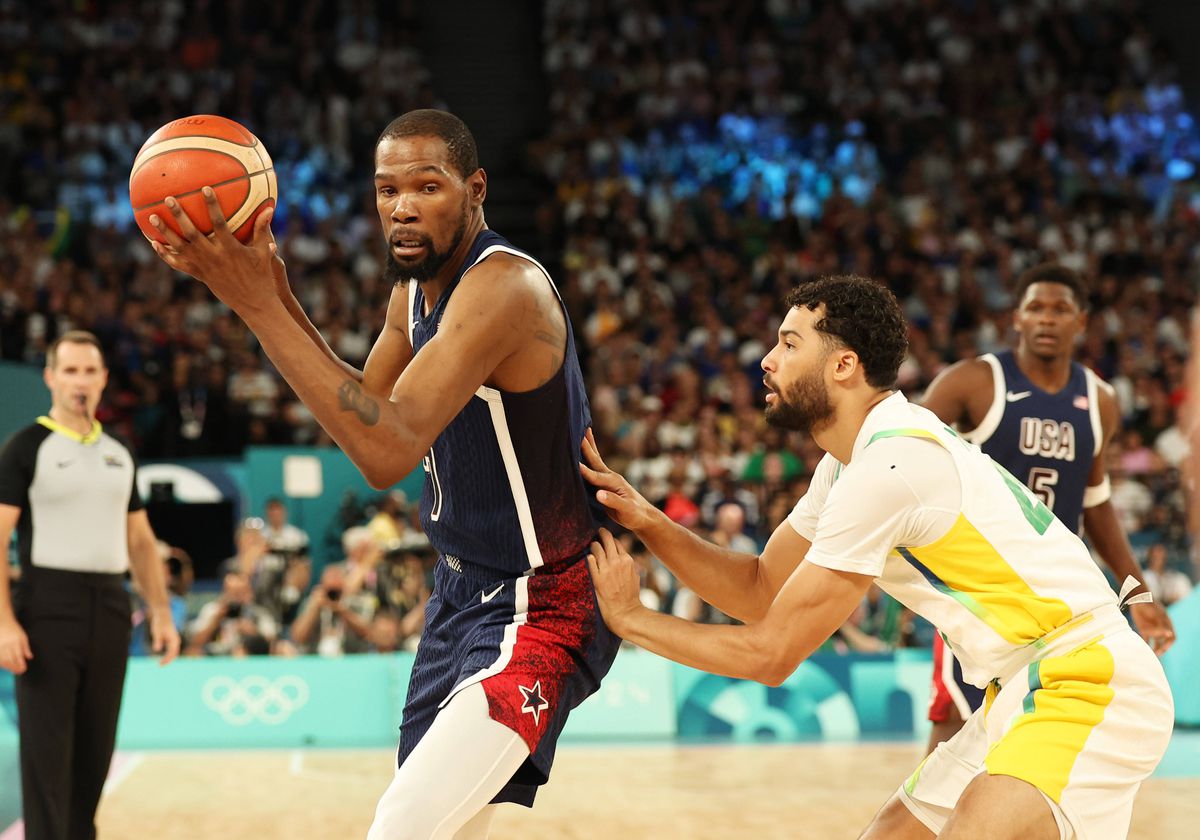 Moment stânjenitor pentru LeBron James la Jocurile Olimpice » S-a ridicat și a salutat, crezând că e aclamat! Ce strigau, în realitate, fanii