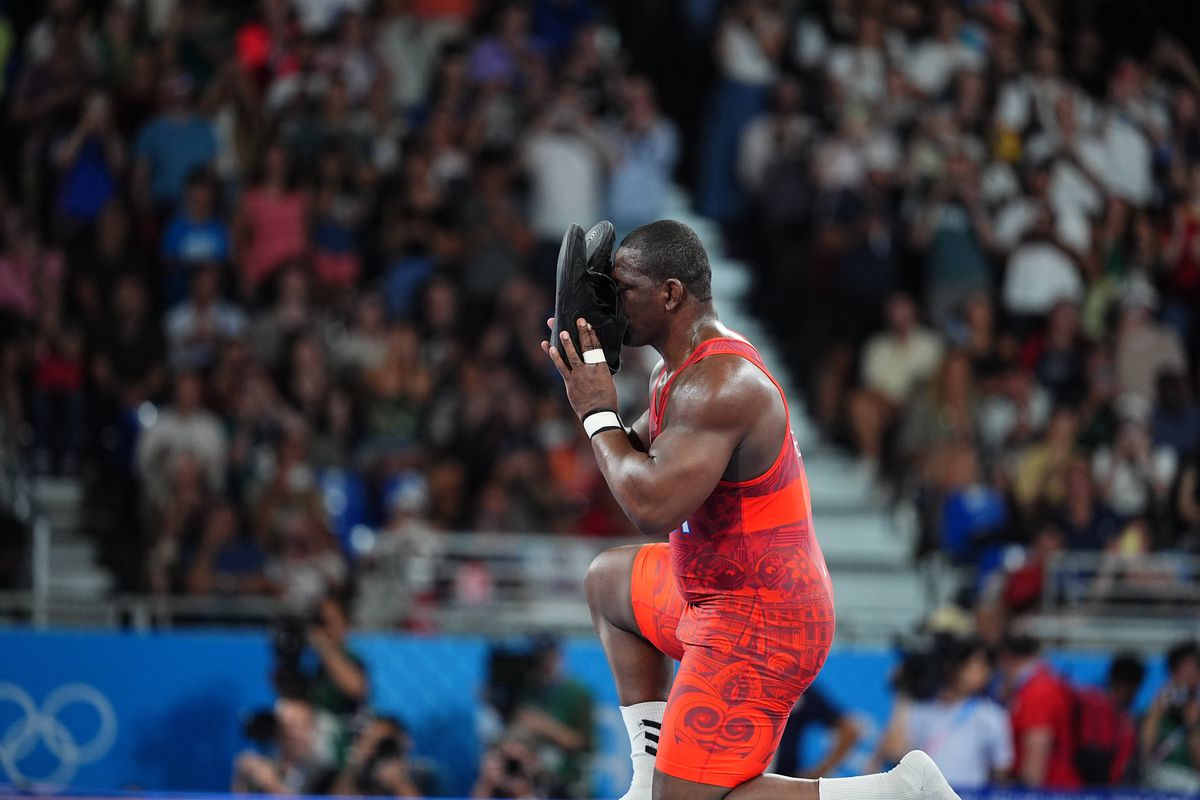 Primul din istorie la Jocurile Olimpice cu 5 medalii de aur consecutive la aceeași probă! » De ce și-a lăsat încălțămintea în ring