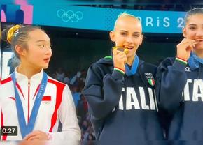 Moment cu zeci de milioane de vizualizări la Jocurile Olimpice » Ce a făcut chinezoaica pe podium, după ce le-a văzut pe italience mușcând medaliile