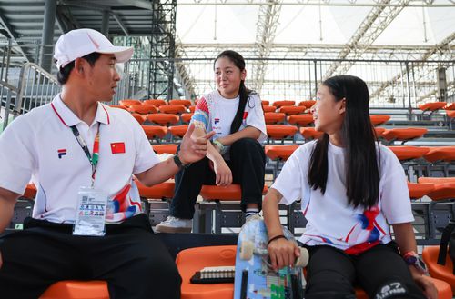 Zheng Haohao (China), dreapta, în concursul olimpic de skateboarding de la Paris 2024 Foto: Imago Images