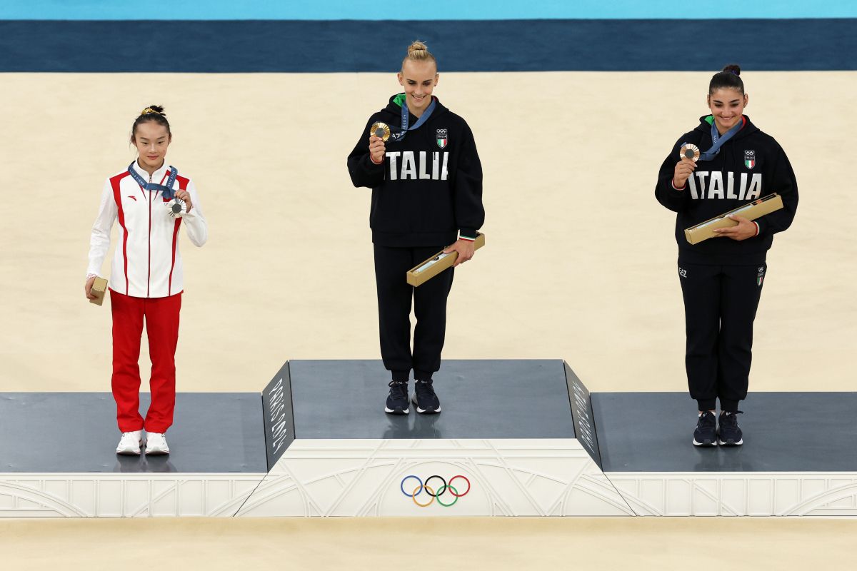 Moment cu zeci de milioane de vizualizări la Jocurile Olimpice » Ce a făcut chinezoaica pe podium, după ce le-a văzut pe italience mușcând medaliile