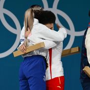 Mihaela Cambei argint la Jocurile Olimpice de la Paris 2024, îmbrățișare cu Zhihui Hou Foto: Raed Krishan (Paris)