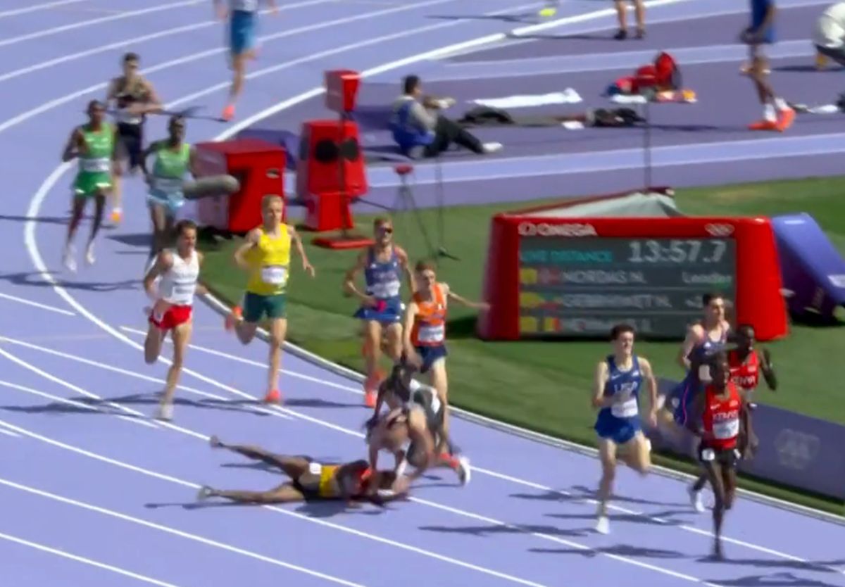Haos la atletism, pe 5.000 de metri! Scandal după ce au căzut precum popicele: „M-a împins, depun contestație!” » Arbitrul a intervenit decisiv