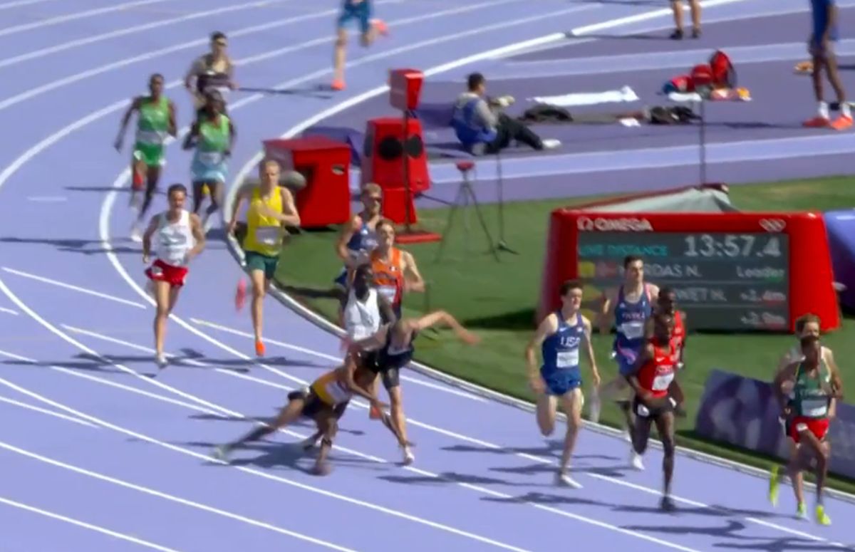 Haos la atletism, pe 5.000 de metri! Scandal după ce au căzut precum popicele: „M-a împins, depun contestație!” » Arbitrul a intervenit decisiv