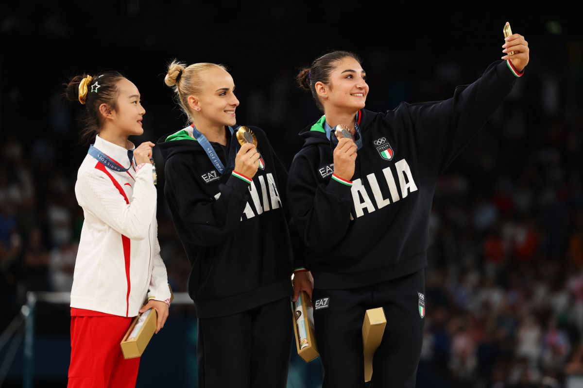 Moment cu zeci de milioane de vizualizări la Jocurile Olimpice » Ce a făcut chinezoaica pe podium, după ce le-a văzut pe italience mușcând medaliile