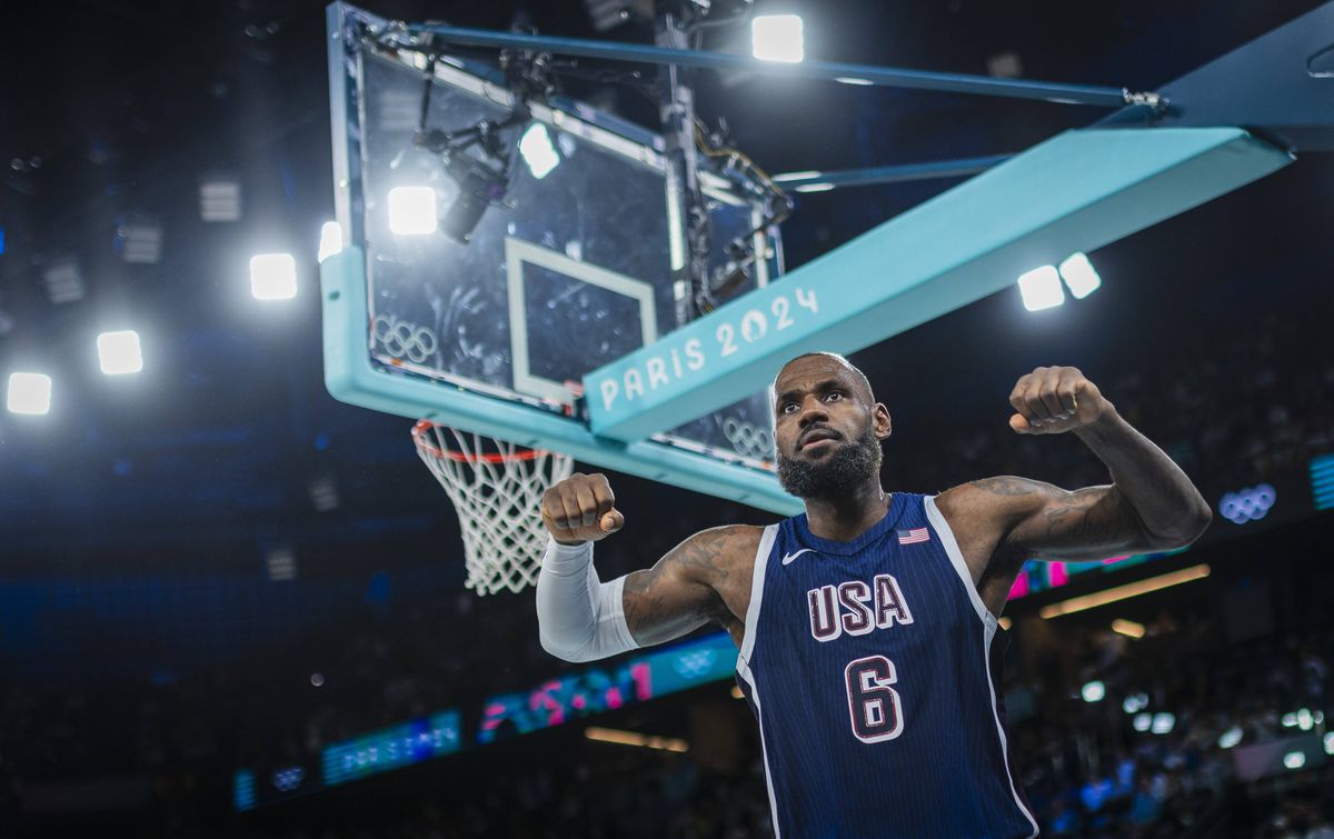 Moment stânjenitor pentru LeBron James la Jocurile Olimpice » S-a ridicat și a salutat, crezând că e aclamat! Ce strigau, în realitate, fanii