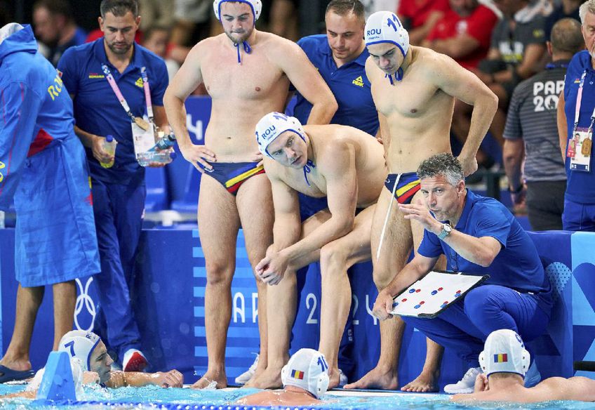 Bogdan Rath și elevii săi, în timpul unui time-out din meciul cu Muntenegru  / FOTO: Raed Krishan (GSP)