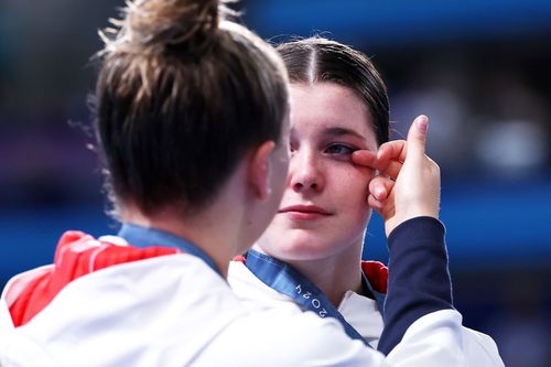 Andrea Spendolini-Sirieix a fost consolată și de partenera ei, Lois Toulson, după bronzul câștigat la 10 m sincron Foto: Getty Images