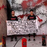 Ecologiștii s-au fotografiat cu un banner