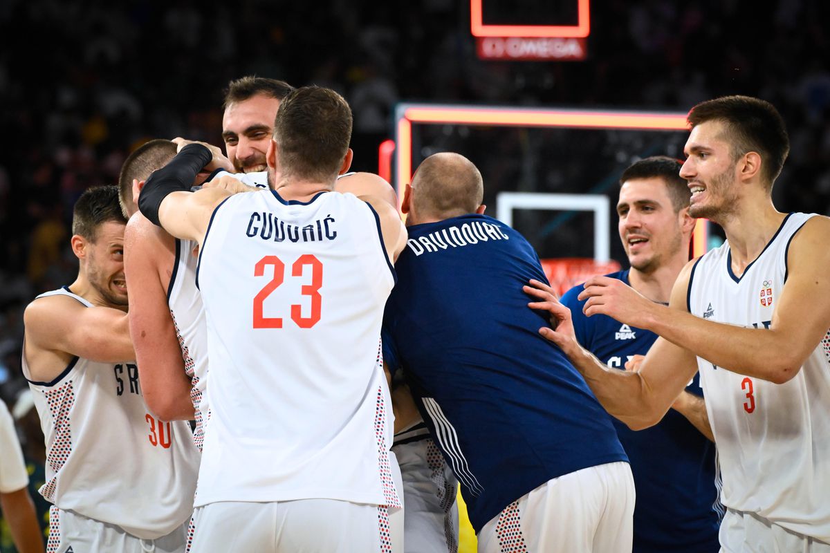 Moment stânjenitor pentru LeBron James la Jocurile Olimpice » S-a ridicat și a salutat, crezând că e aclamat! Ce strigau, în realitate, fanii