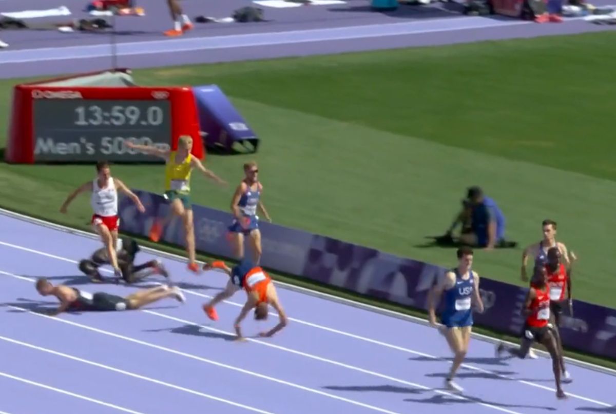 Haos la atletism, pe 5.000 de metri! Scandal după ce au căzut precum popicele: „M-a împins, depun contestație!” » Arbitrul a intervenit decisiv