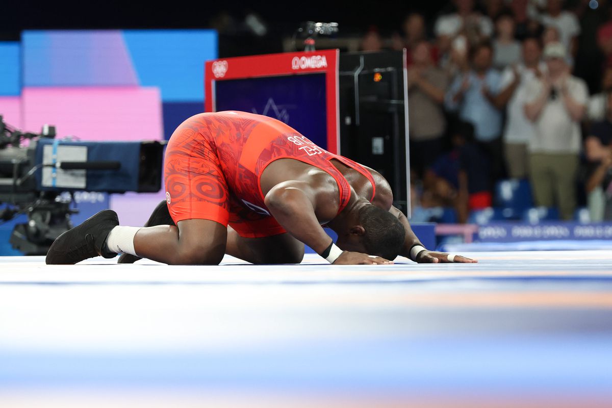 Primul din istorie la Jocurile Olimpice cu 5 medalii de aur consecutive la aceeași probă! » De ce și-a lăsat încălțămintea în ring