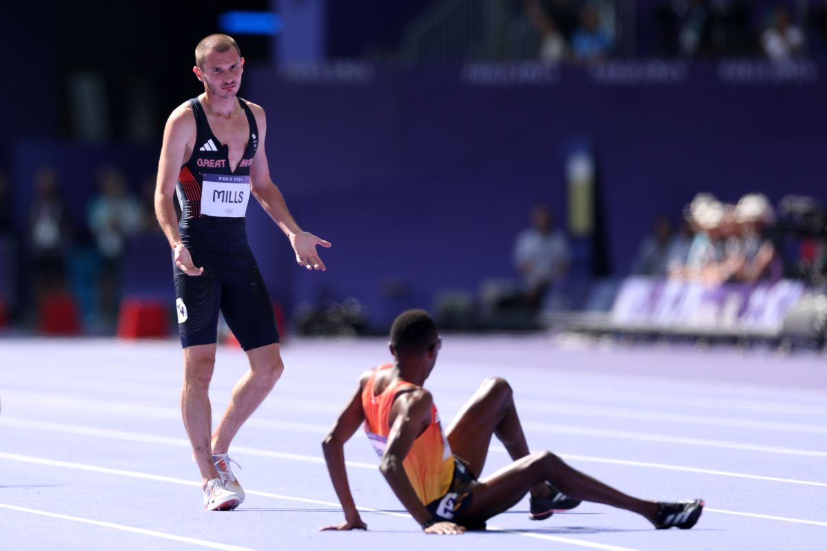 Haos la atletism, pe 5.000 de metri! Scandal după ce au căzut precum popicele: „M-a împins, depun contestație!” » Arbitrul a intervenit decisiv