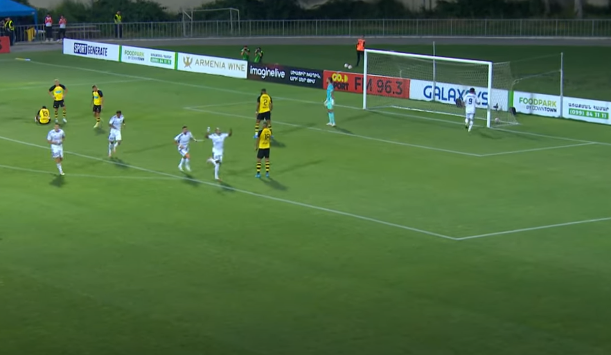 Fază uluitoare în Europa: goalkeeperul a înscris din poartă în poartă! Un nume mare al Europei s-a făcut de râs aseară și riscă eliminarea