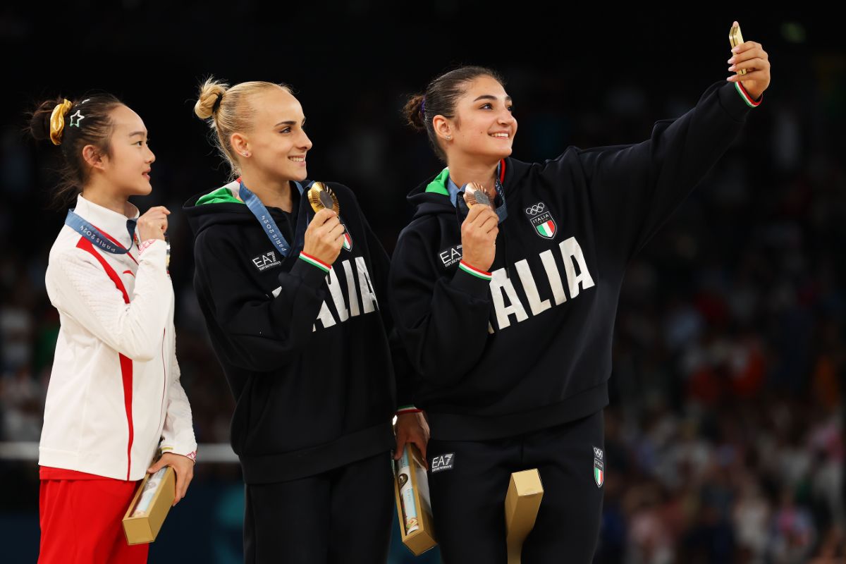 Moment cu zeci de milioane de vizualizări la Jocurile Olimpice » Ce a făcut chinezoaica pe podium, după ce le-a văzut pe italience mușcând medaliile