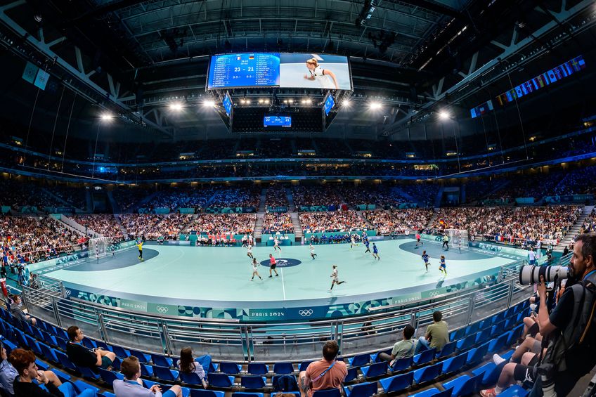 Franța a învins Germania, scor 26-23, și s-a calificat în semifinale la Jocurile Olimpice. La meciul disputat în Stade Pierre-Mauroy au asistat 26.548 de spectatori, un nou record al handbalului feminin.