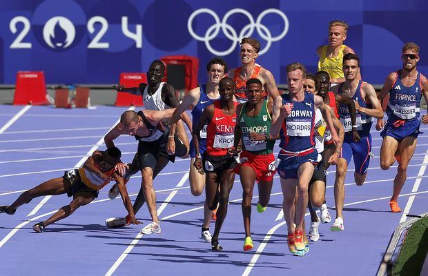 Haos la atletism, pe 5.000 de metri! Scandal după ce au căzut precum popicele: „M-a împins, depun contestație!” » Arbitrul a intervenit decisiv