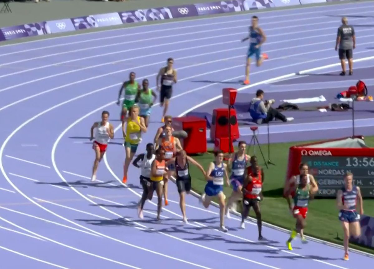 Haos la atletism, pe 5.000 de metri! Scandal după ce au căzut precum popicele: „M-a împins, depun contestație!” » Arbitrul a intervenit decisiv