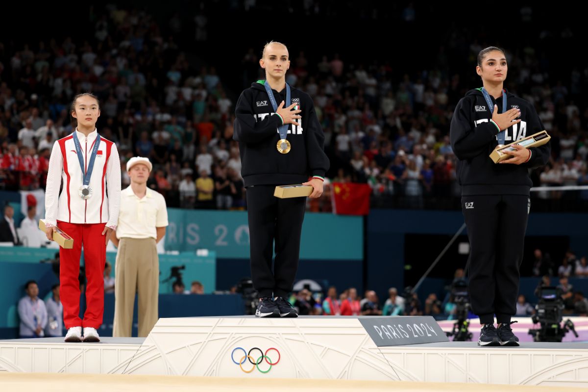 Moment cu zeci de milioane de vizualizări la Jocurile Olimpice » Ce a făcut chinezoaica pe podium, după ce le-a văzut pe italience mușcând medaliile