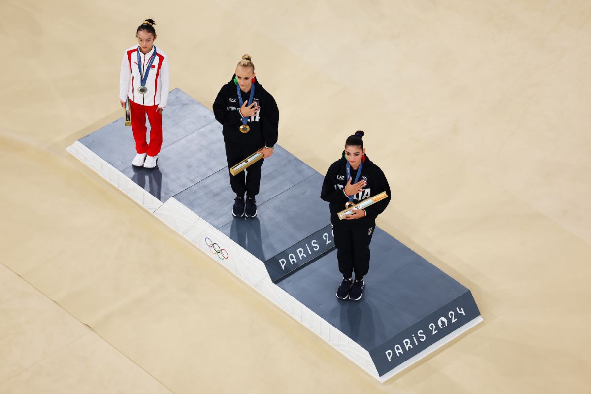Moment cu zeci de milioane de vizualizări la Jocurile Olimpice » Ce a făcut chinezoaica pe podium, după ce le-a văzut pe italience mușcând medaliile