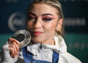 Mihaela Cambei, prima reacție după ce a câștigat argintul olimpic la haltere: „Dacă nu ai cap, nu reușești, credeți-mă! Trebuie să te lupți foarte mult și cu frica”