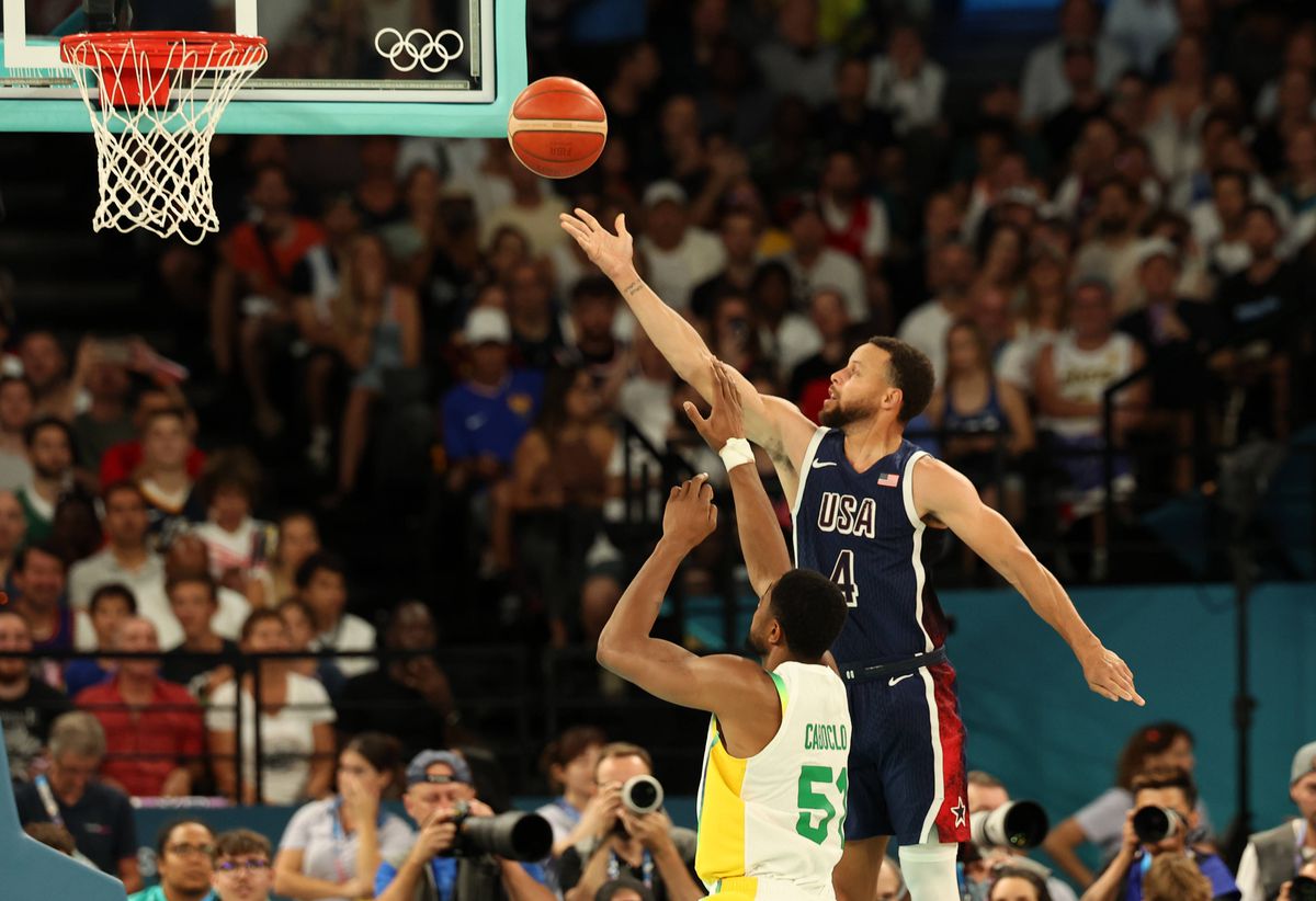 Moment stânjenitor pentru LeBron James la Jocurile Olimpice » S-a ridicat și a salutat, crezând că e aclamat! Ce strigau, în realitate, fanii