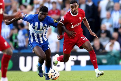 Manchester United încearcă să îl transfere pe mijlocașul defensiv Carlos Baleba (21 de ani), de la Brighton. // foto: Imago Images