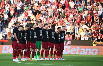 Moment solemn de reculegere înainte de CFR Cluj - Braga » Jucătorii au purtat tricouri speciale
