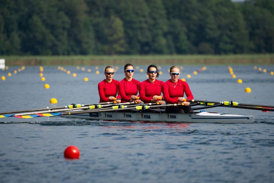 Barca feminină de 4 vâsle a României la CM juniori Foto: FR Canotaj/Balint Czucz România, cinci bărci în semifinale și două în finală la Campionatele Mondiale de juniori din Lituania