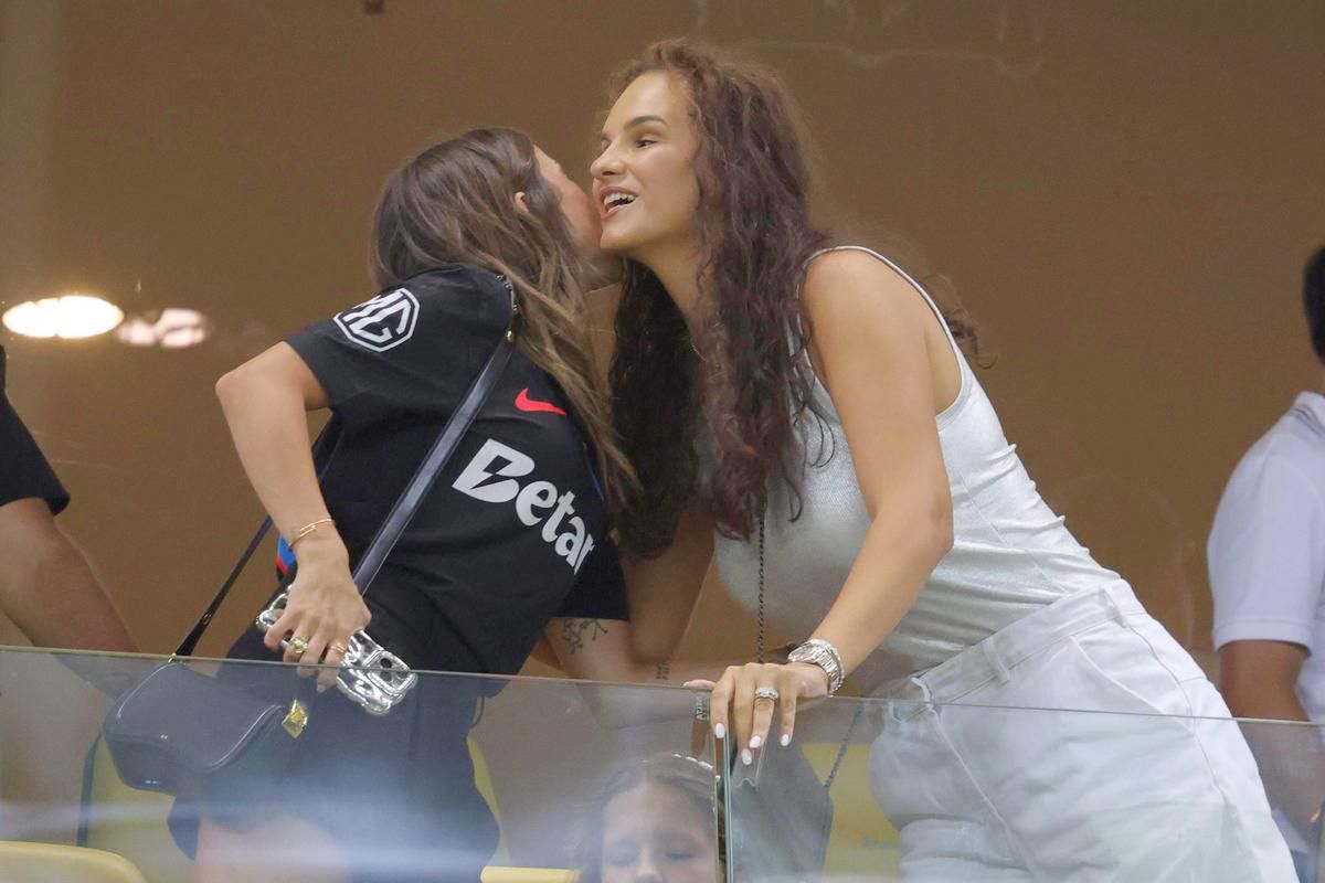 „Faceți loc că vine nașa!” » Prezență rară pe Arena Națională, la meciul FCSB - Drita