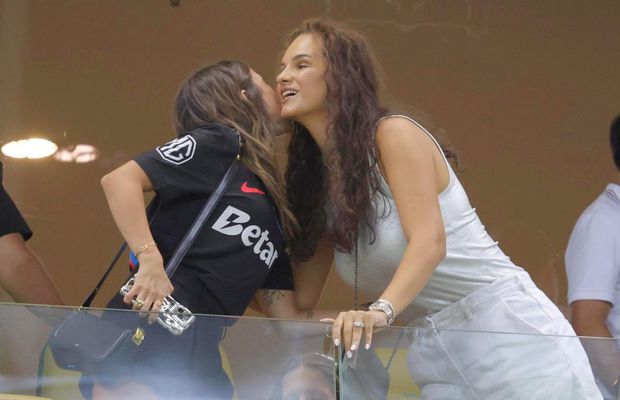 „Faceți loc că vine nașa!” » Prezență rară pe Arena Națională, la meciul FCSB - Drita