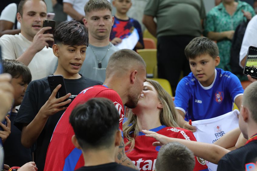Ca și cum nu-i vedea nimeni: Daniel Bîrligea și Antonia Salanță, moment tandru la final. Foto: Ionuț Iordache (GSP.RO)