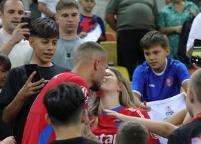 Sărutul vindecător: Daniel Bîrligea s-a dus plângând în brațele Antoniei, dar a revenit zâmbind » Reacția lui Gigi Becali: „De-asta a refulat la final”