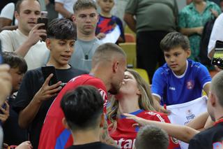 Sărutul vindecător: Daniel Bîrligea s-a dus plângând în brațele Antoniei, dar a revenit zâmbind » Reacția lui Gigi Becali: „De-asta a refulat la final”
