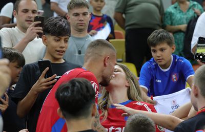 Sărutul vindecător: Daniel Bîrligea s-a dus plângând în brațele Antoniei, dar a revenit zâmbind » Reacția lui Gigi Becali: „De-asta a refulat la final”