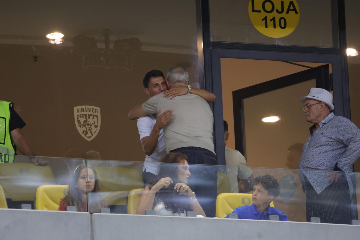 „Faceți loc că vine nașa!” » Prezență rară pe Arena Națională, la meciul FCSB - Drita