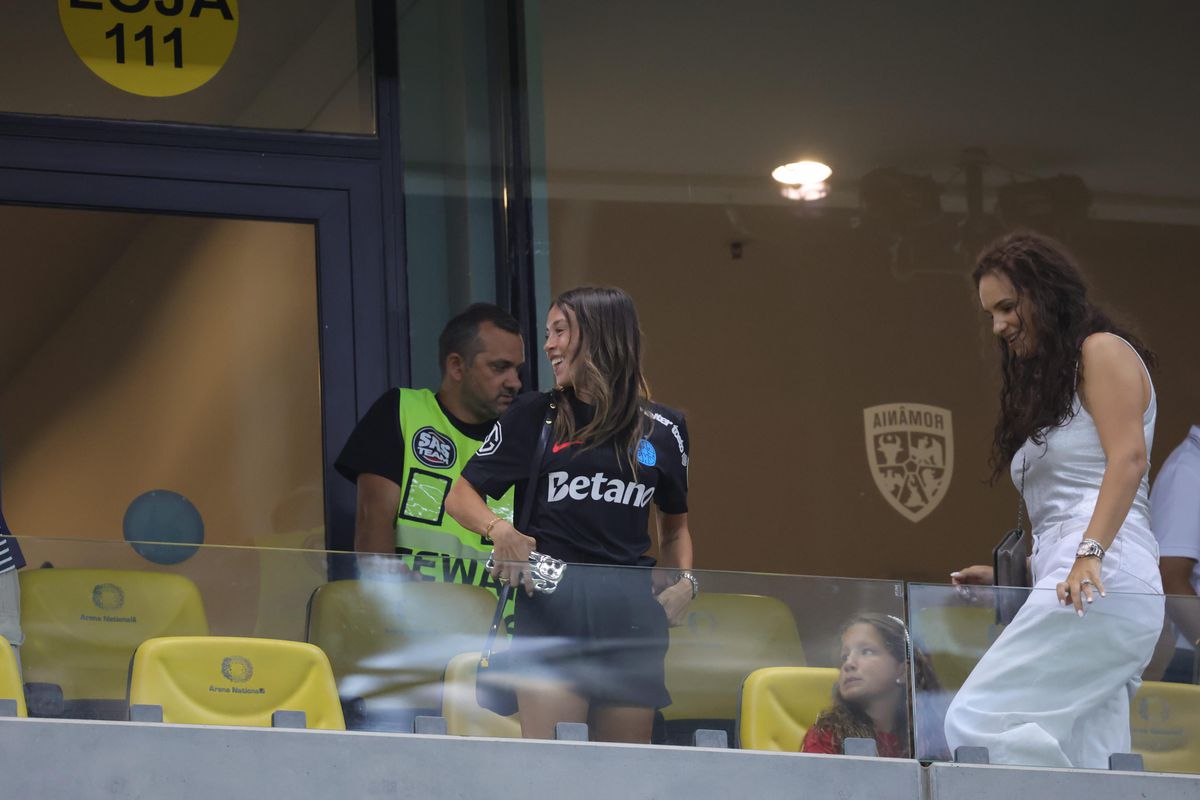 „Faceți loc că vine nașa!” » Prezență rară pe Arena Națională, la meciul FCSB - Drita