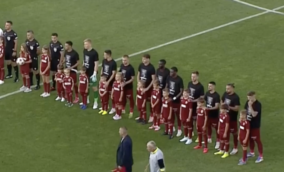 Moment solemn de reculegere înainte de CFR Cluj - Braga » Jucătorii au purtat tricouri speciale