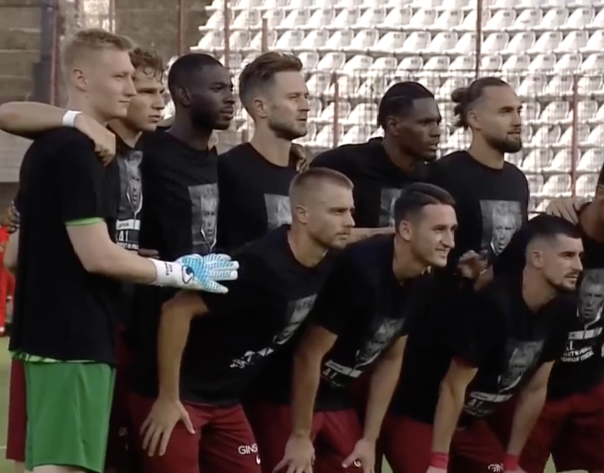 Moment solemn de reculegere înainte de CFR Cluj - Braga » Jucătorii au purtat tricouri speciale