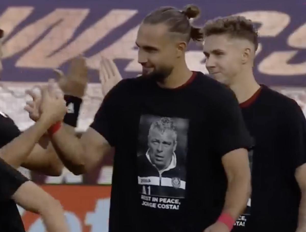 Moment solemn de reculegere înainte de CFR Cluj - Braga » Jucătorii au purtat tricouri speciale