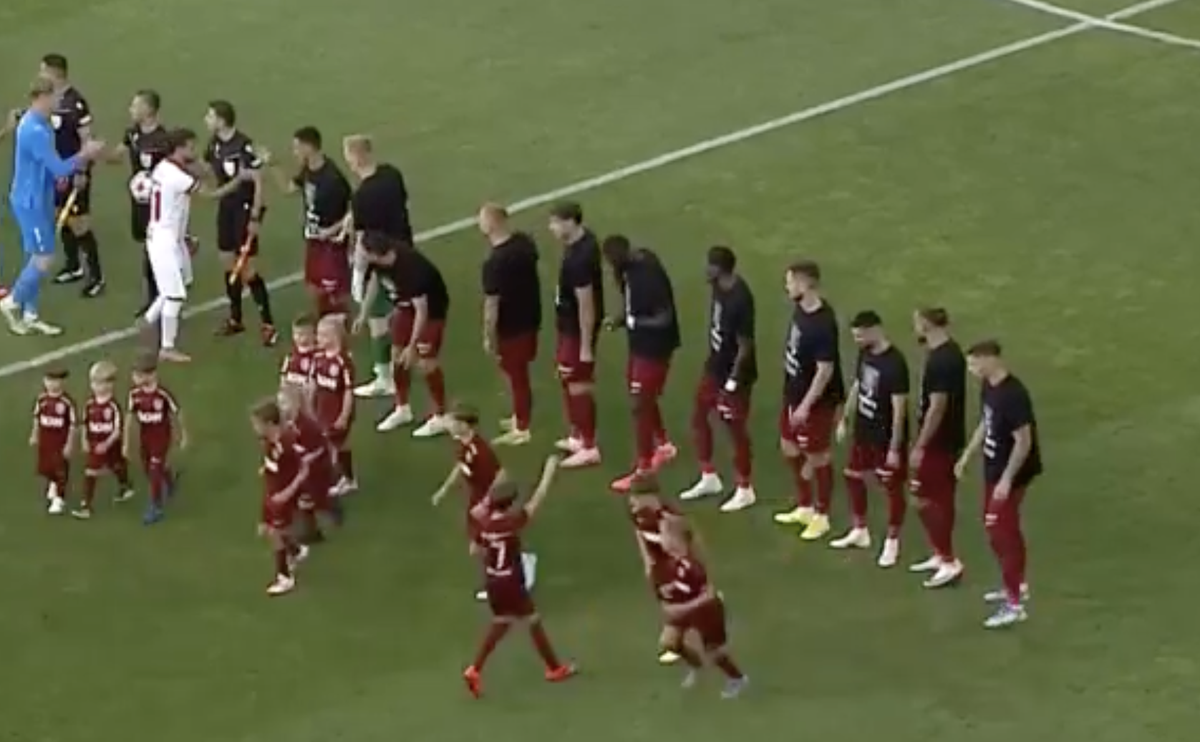 Moment solemn de reculegere înainte de CFR Cluj - Braga » Jucătorii au purtat tricouri speciale
