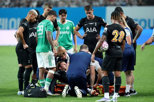 James Maddison, primește îngrijiri după accidentarea suferită / Foto: GettyImages