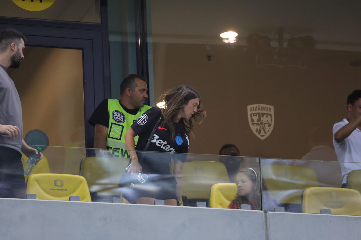 „Faceți loc că vine nașa!” » Prezență rară pe Arena Națională, la meciul FCSB - Drita