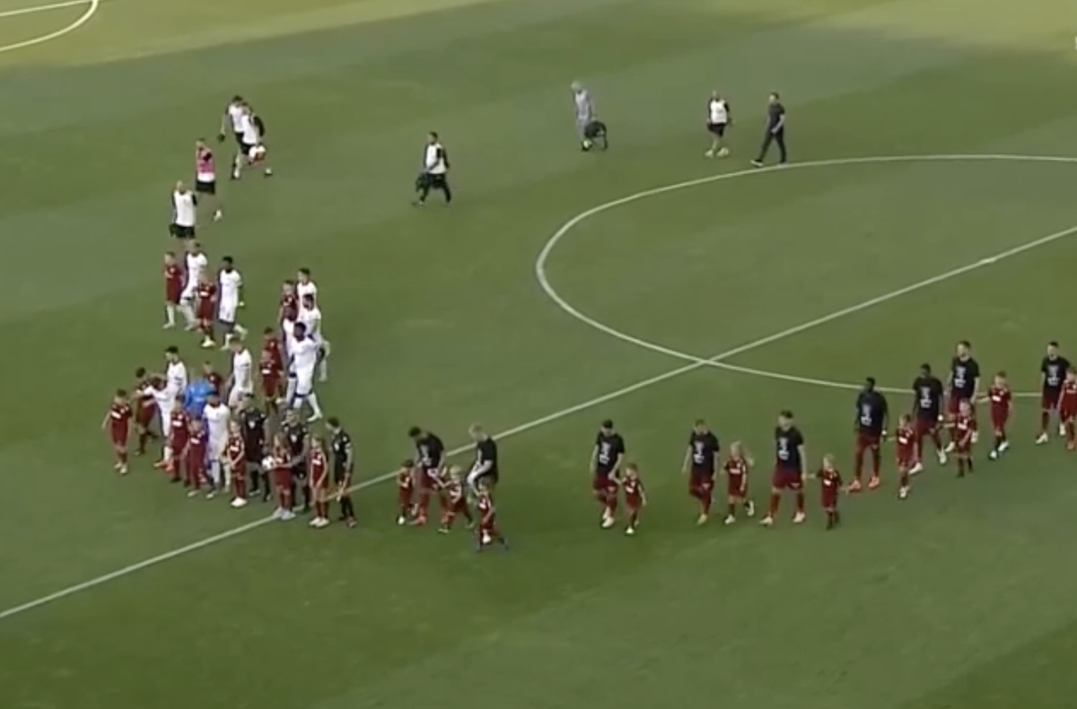 Moment solemn de reculegere înainte de CFR Cluj - Braga » Jucătorii au purtat tricouri speciale