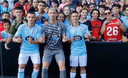 Ionuț Radu, în centru, Ferran Jutgla (stânga) și Bryan Zaragoza (dreapta)