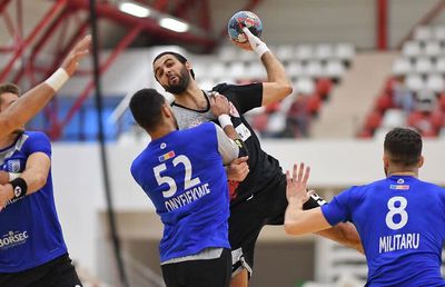 Demonstrație de forță! CSM București - Dinamo 28-31 » Trei cartonașe roșii în meci