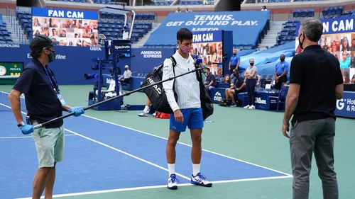 Novak Djokovic a fost descalificat de la US Open. Liderul mondial și-a cerut scuze prin intermediul unui mesaj postat pe rețelele de socializare.  

FOTO: usopen