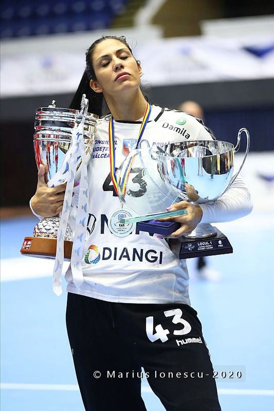 Batinovici, are grijă de cele două trofee FOTO Marius Ionescu