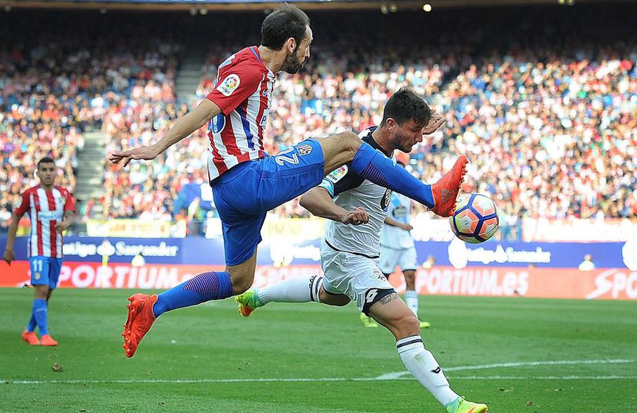 Borja Valle în duel cu Juanfran, într-un Deportivo - Atletico Borja Valle în duel cu Juanfran, într-un Deportivo - Atletico